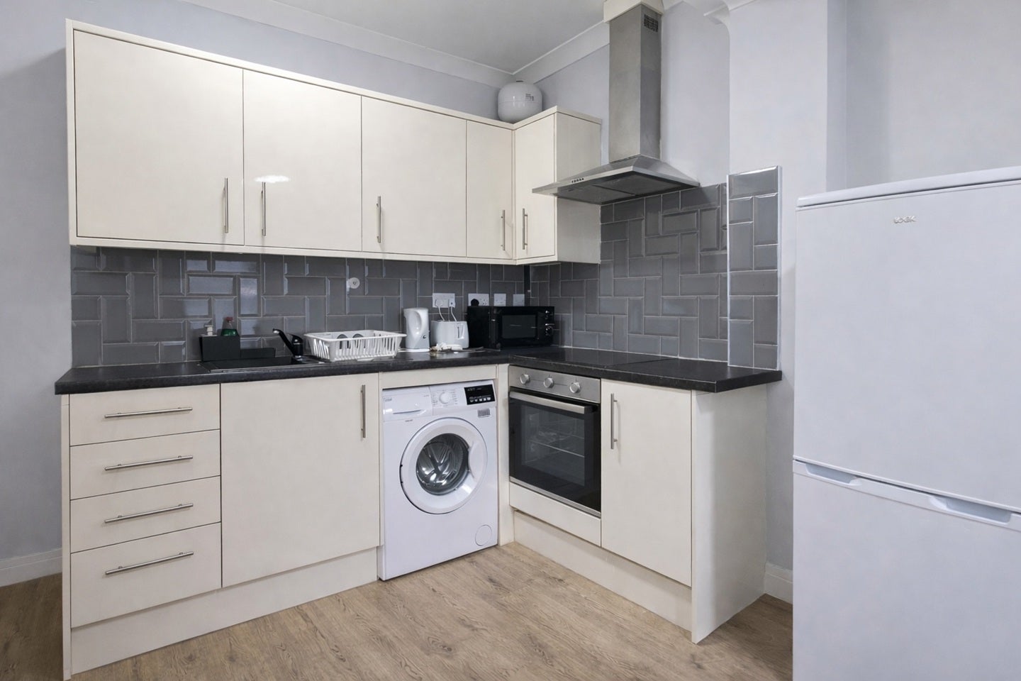 Flat Frithville Gardens in Greater London