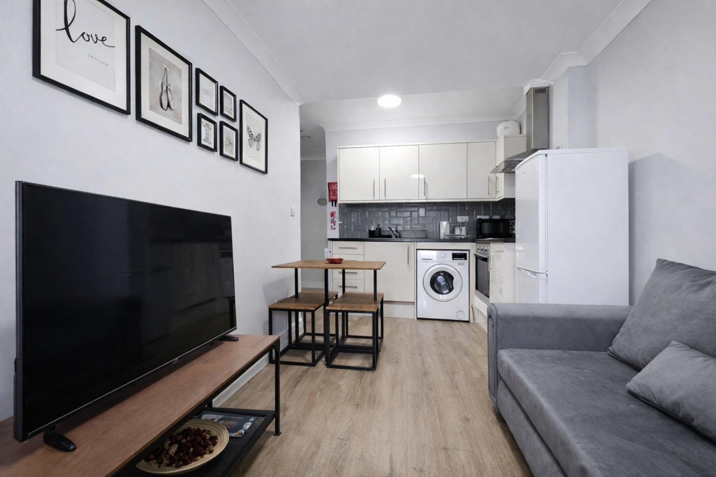 Flat Frithville Gardens in Greater London