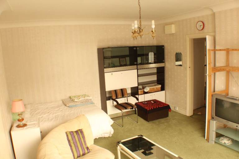 Flat Golders Green Crescent in Greater London