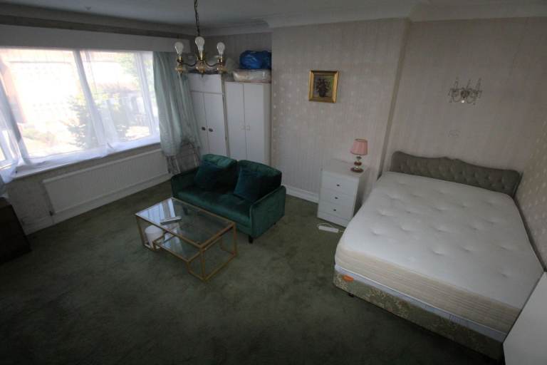 Flat Golders Green Crescent in Greater London