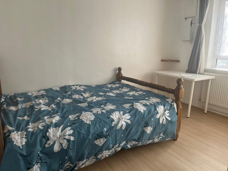 Room Gill Avenue in Greater London