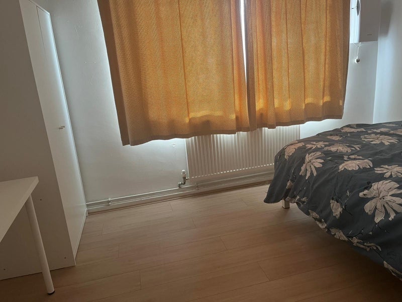 Room Gill Avenue in Greater London