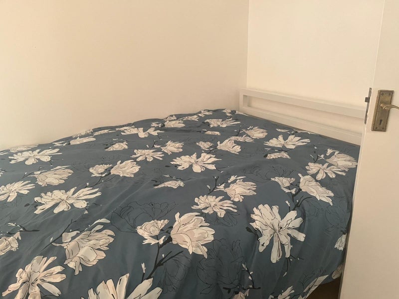Room Gill Avenue in Greater London