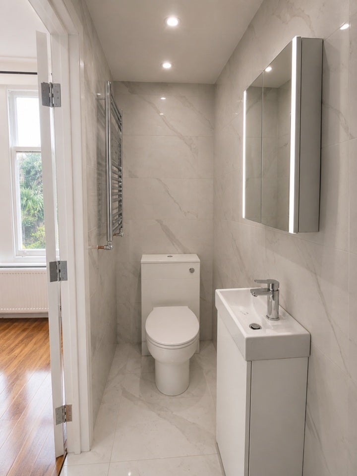Flat Adelaide Avenue in Greater London