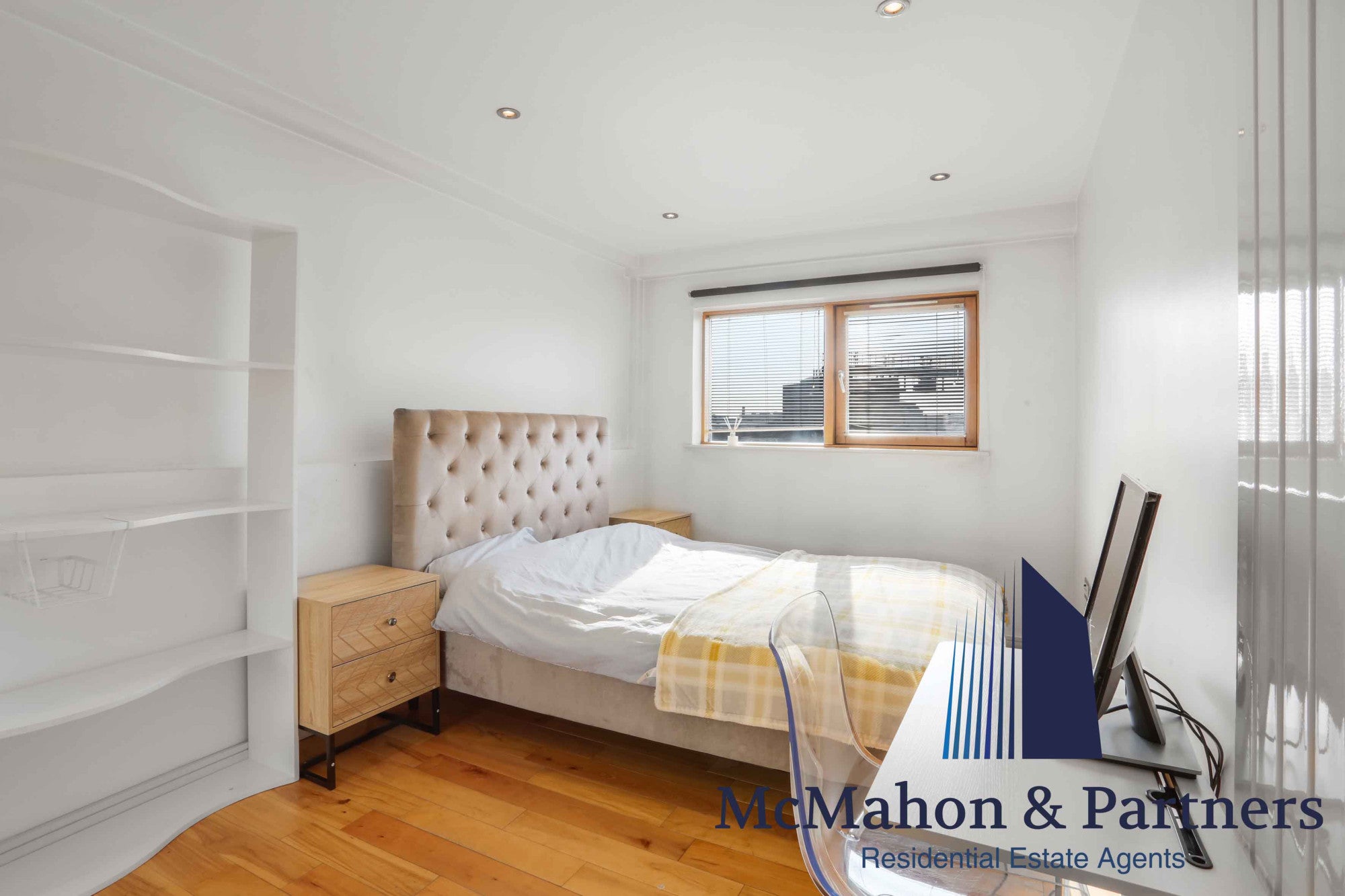 Flat Tooley Street in Greater London