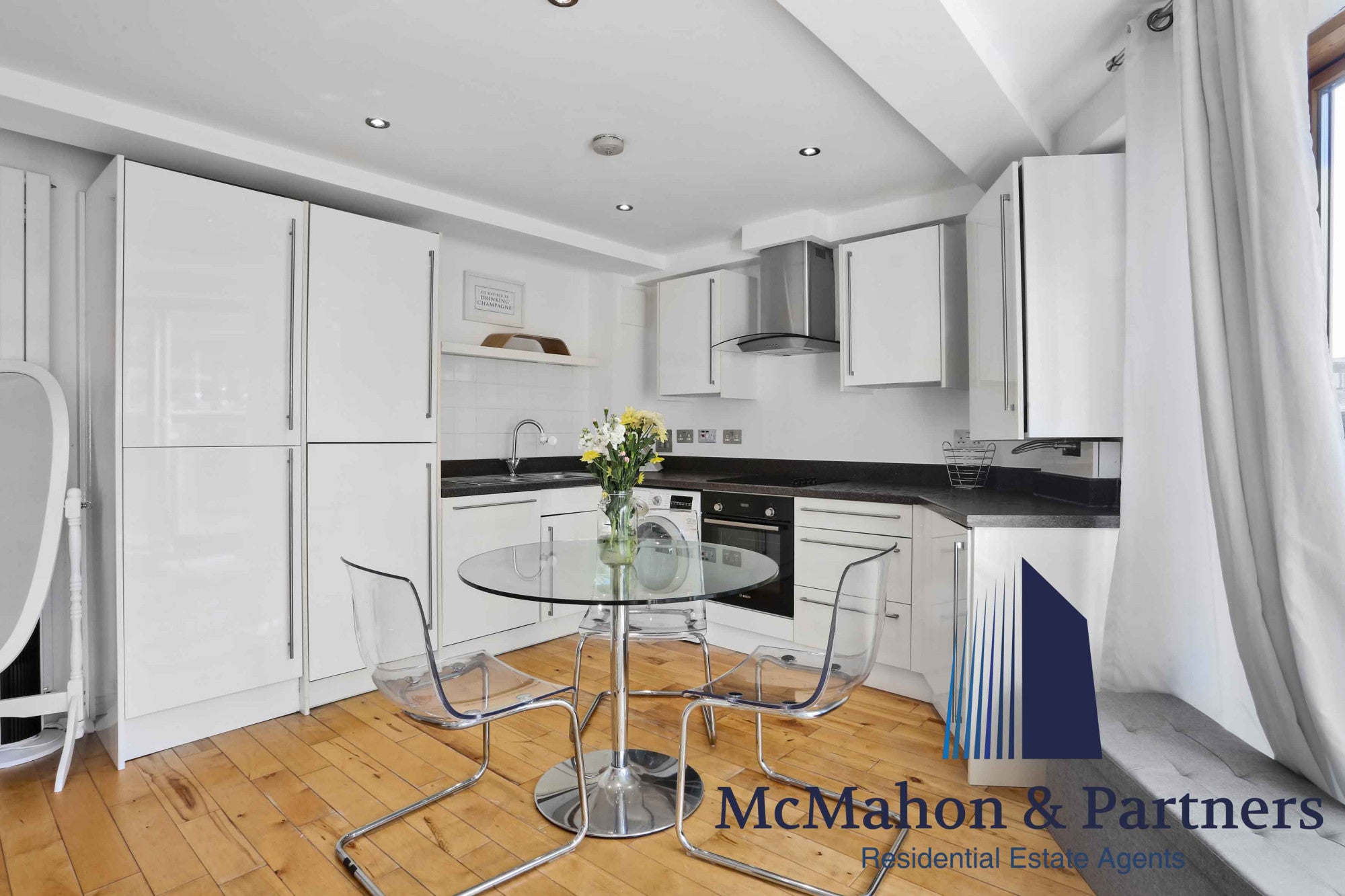 Flat Tooley Street in Greater London