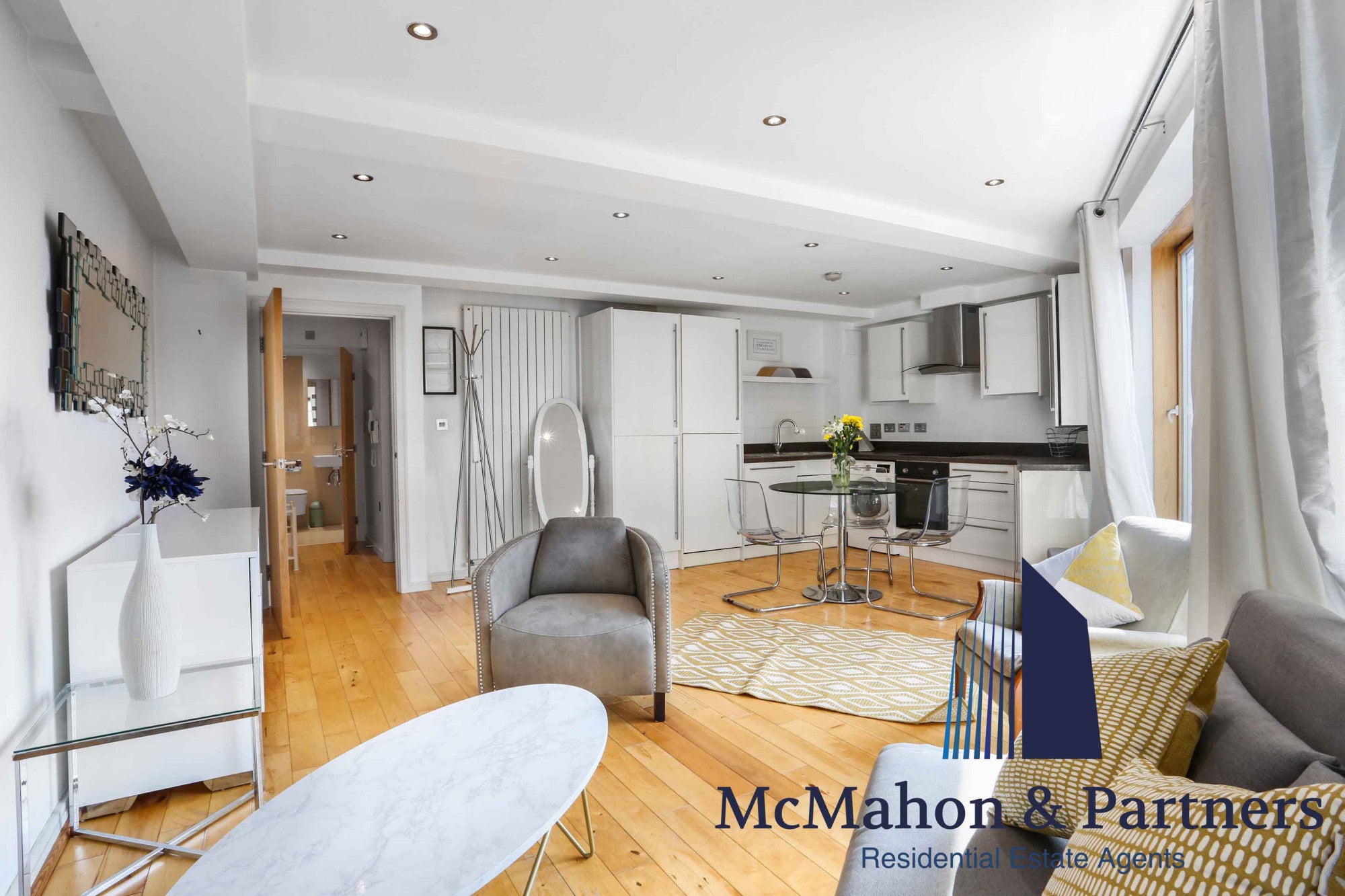 Flat Tooley Street in Greater London