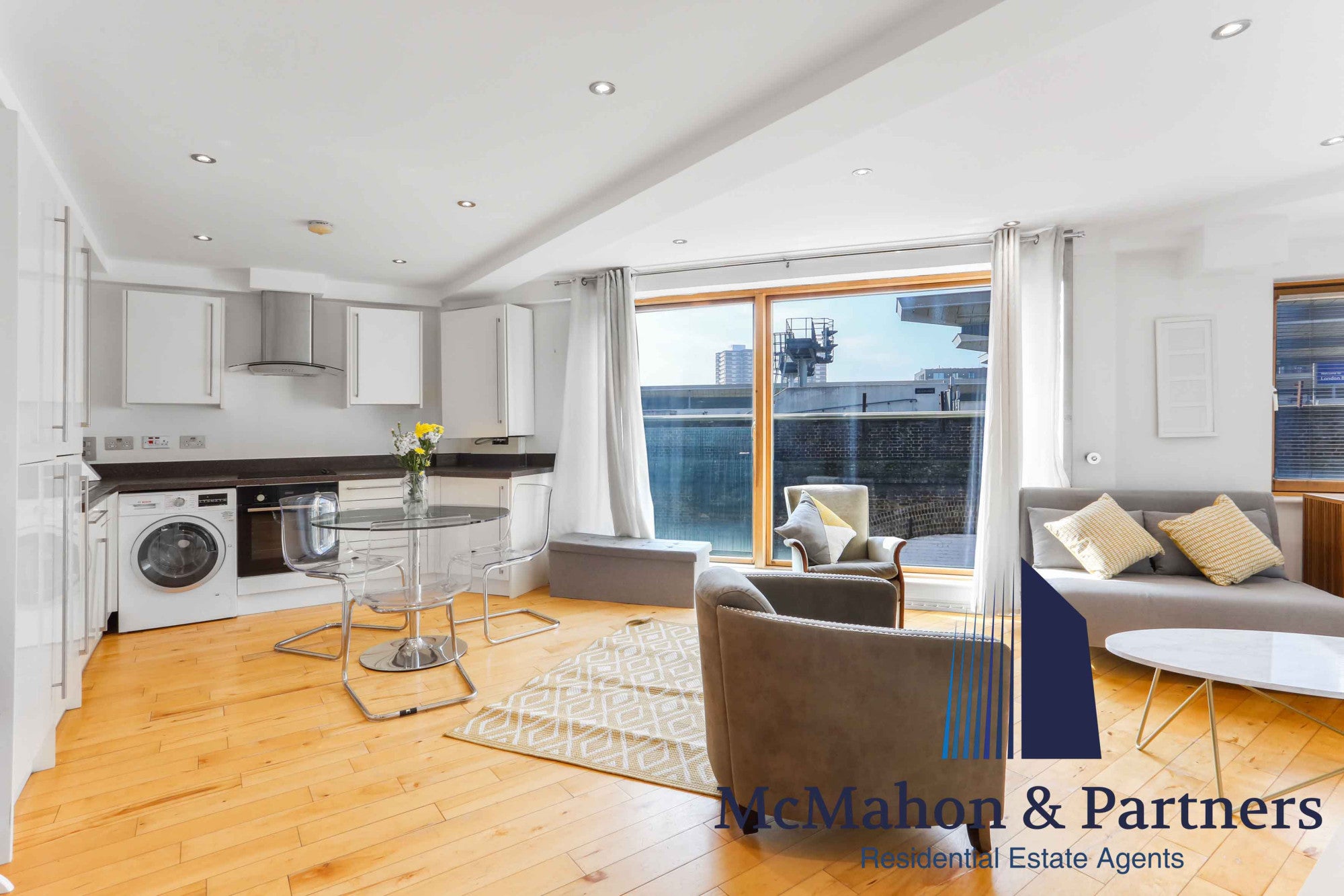 Flat Tooley Street in Greater London