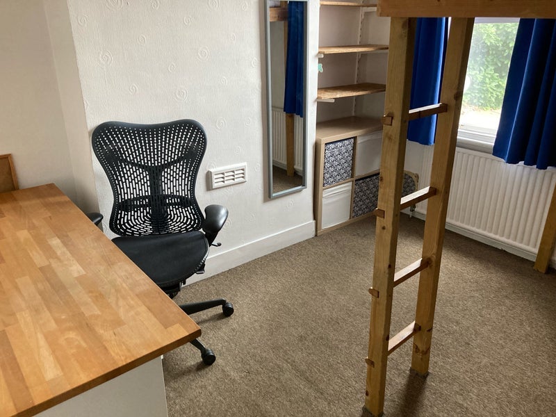 Room Buchan Road in Greater London