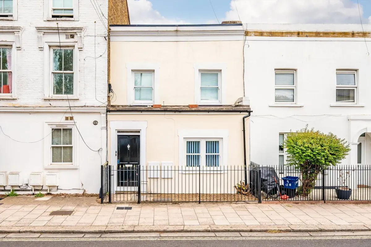 Flat Stableyard Mews in Greater London