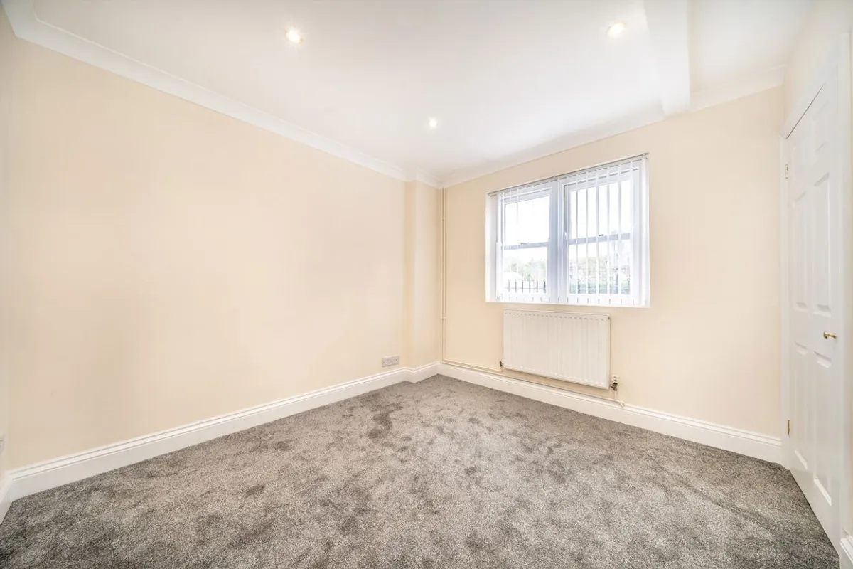 Flat Stableyard Mews in Greater London