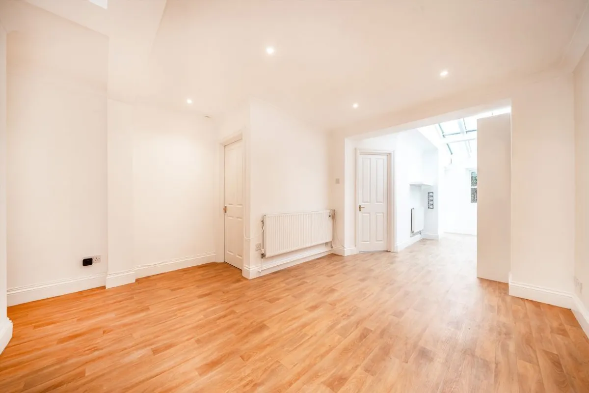 Flat Stableyard Mews in Greater London