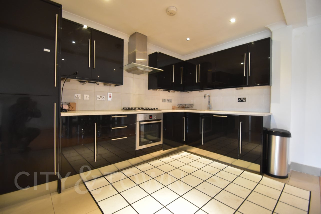 Flat Copperfield Road in Greater London