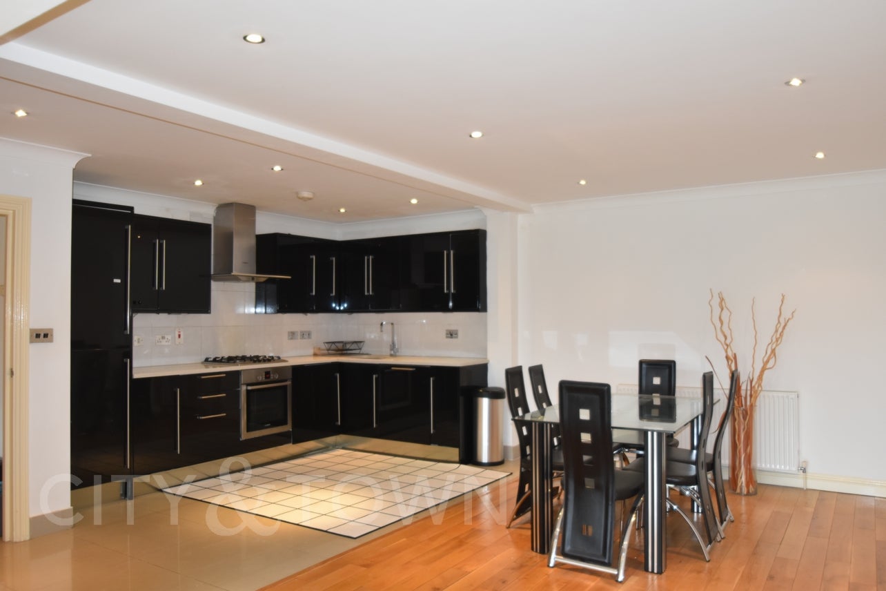 Flat Copperfield Road in Greater London