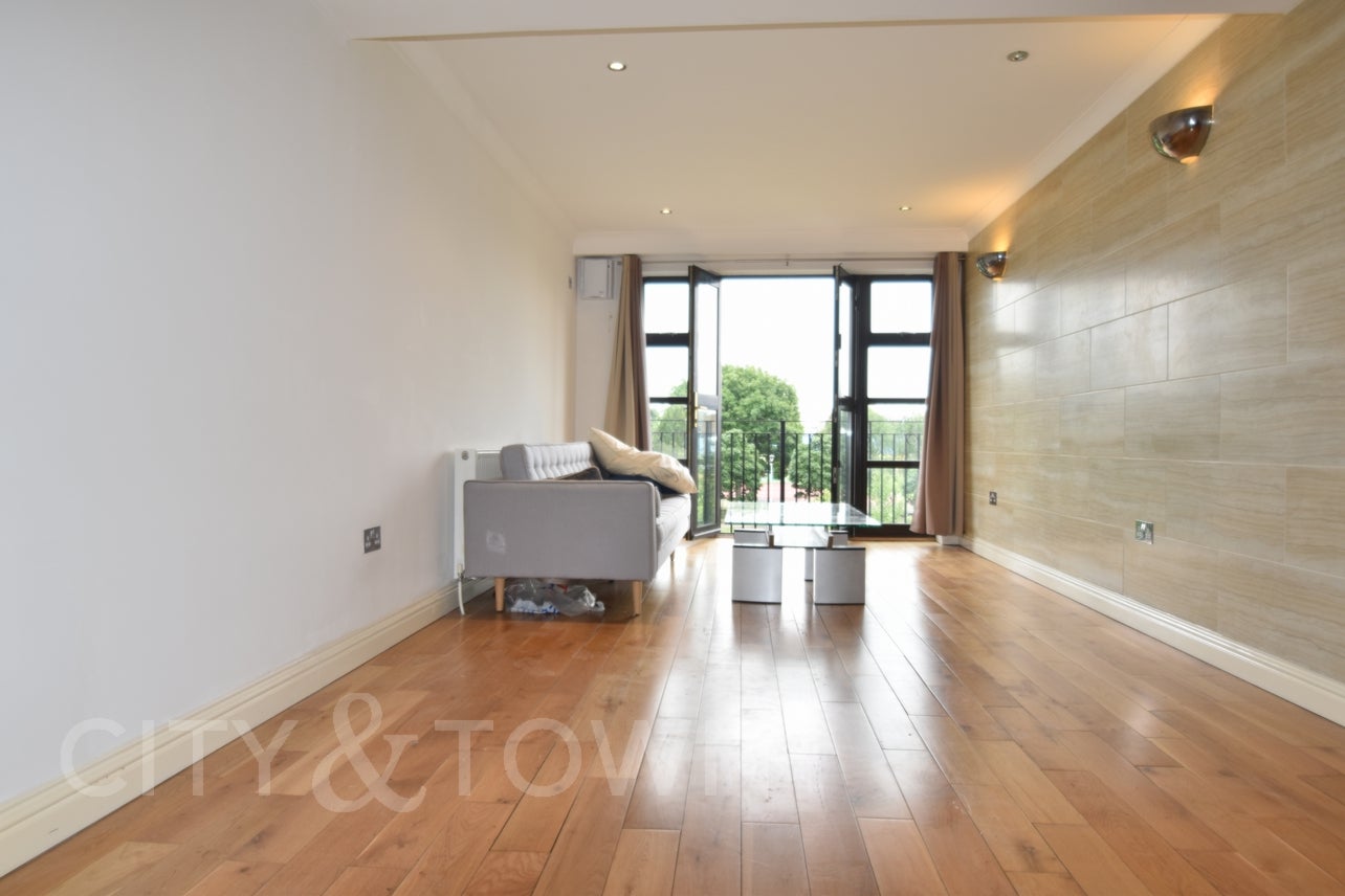 Flat Copperfield Road in Greater London