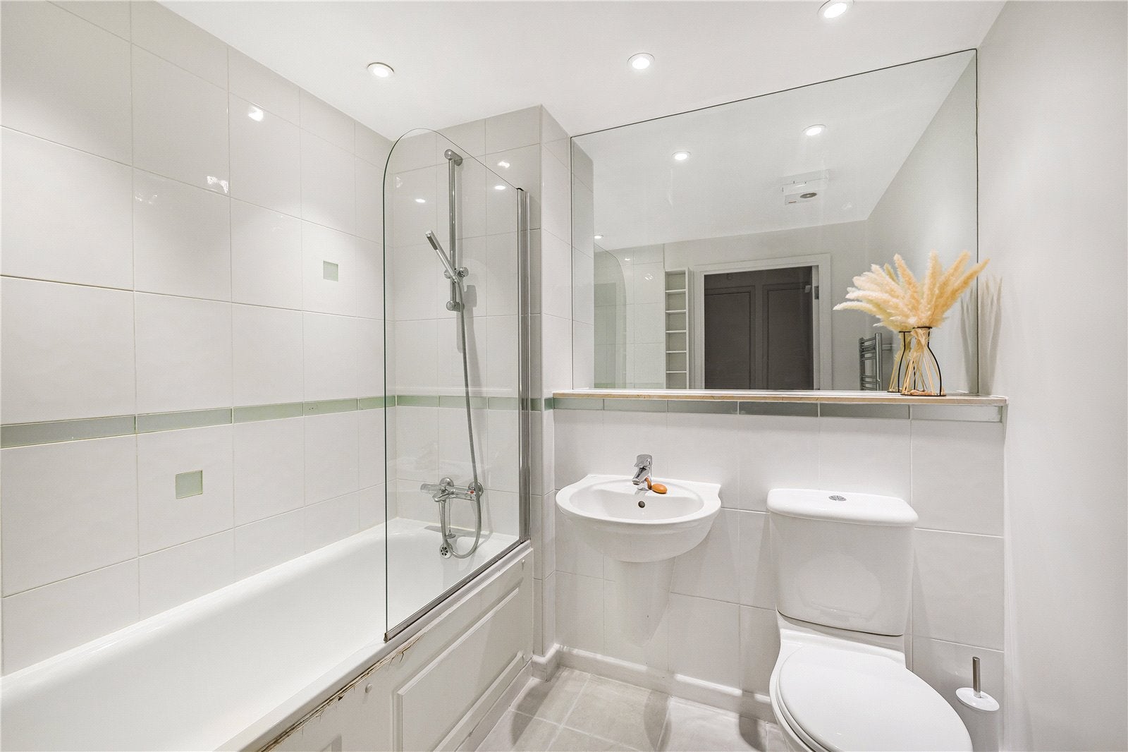 Flat Stainsby Road in Greater London