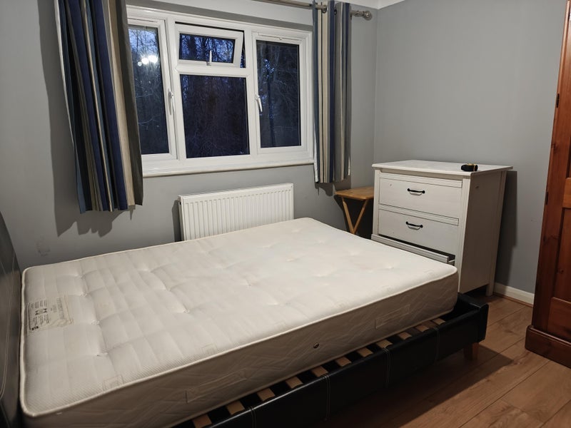 Room Woodfield Road in Crawley