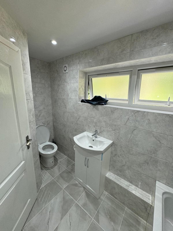 Room Woodfield Road in Crawley