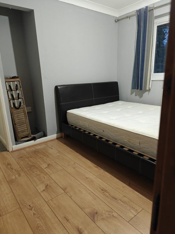 Room Woodfield Road in Crawley