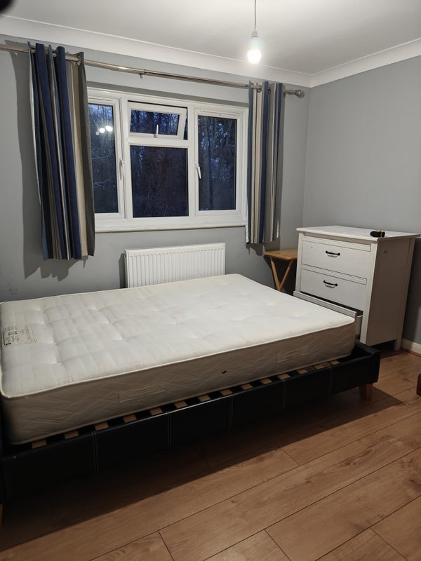 Room Woodfield Road in Crawley