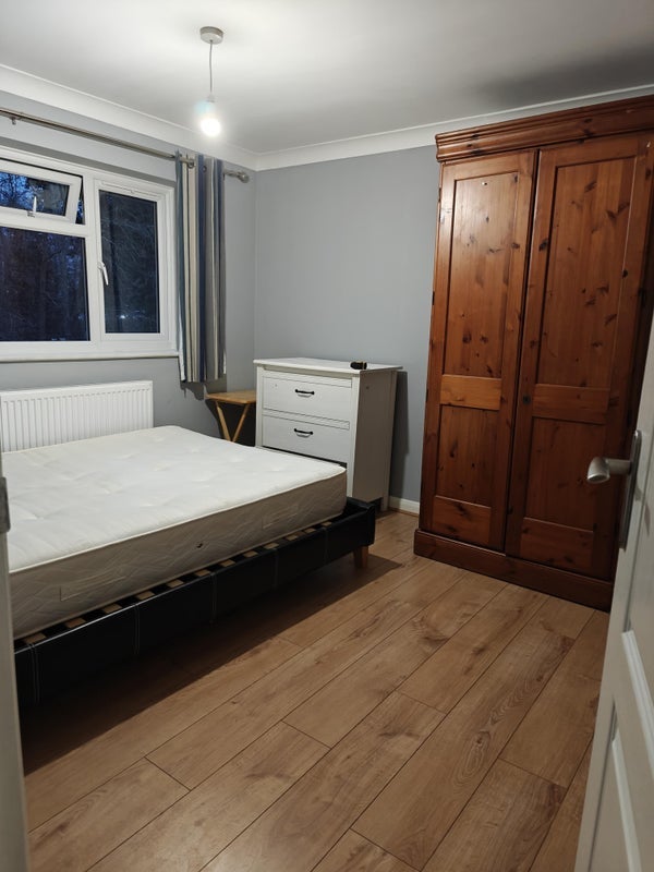 Room Woodfield Road in Crawley