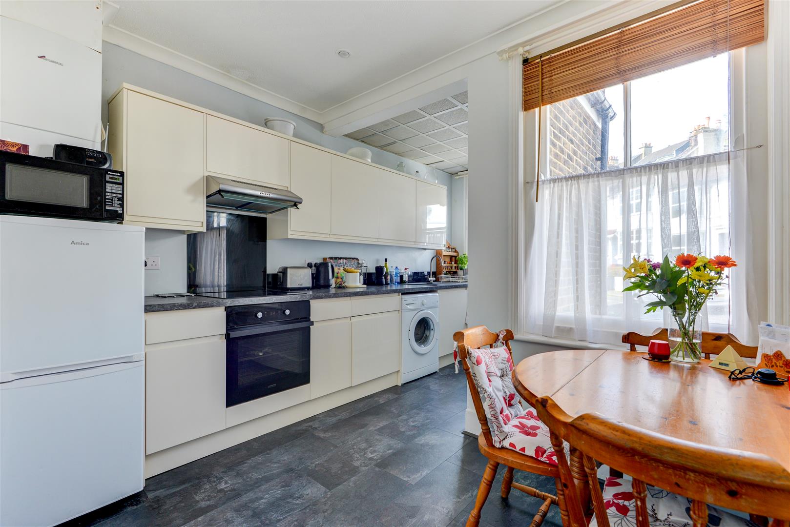 Flat Robertson Road in Brighton