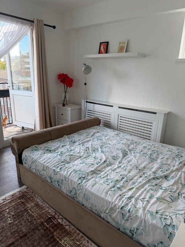Room Lowth Road in Greater London
