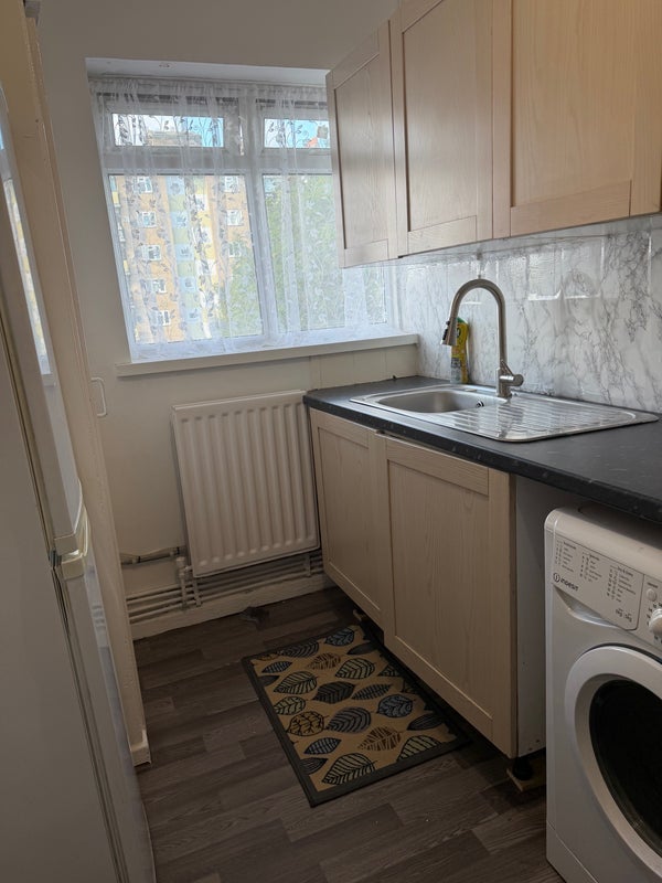 Room Lowth Road in Greater London