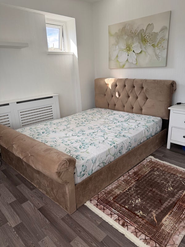 Room Lowth Road in Greater London
