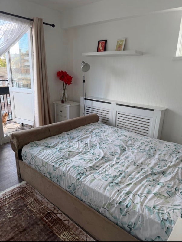 Room Lowth Road in Greater London