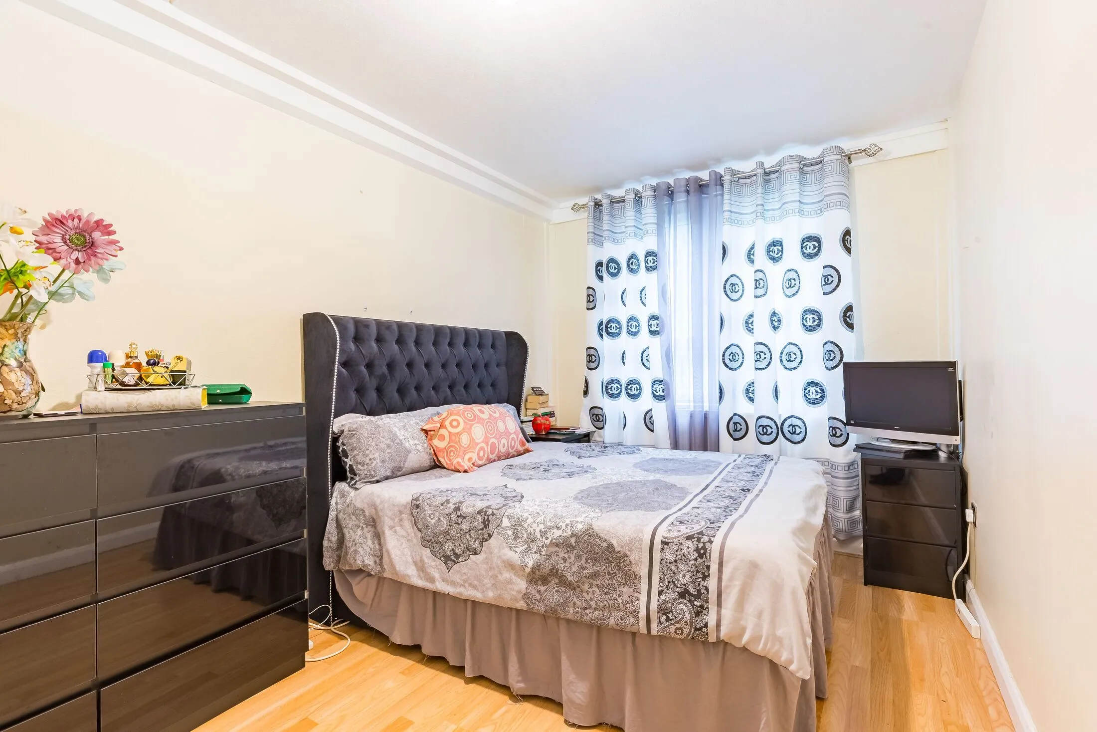 Flat Bentham Road in Greater London