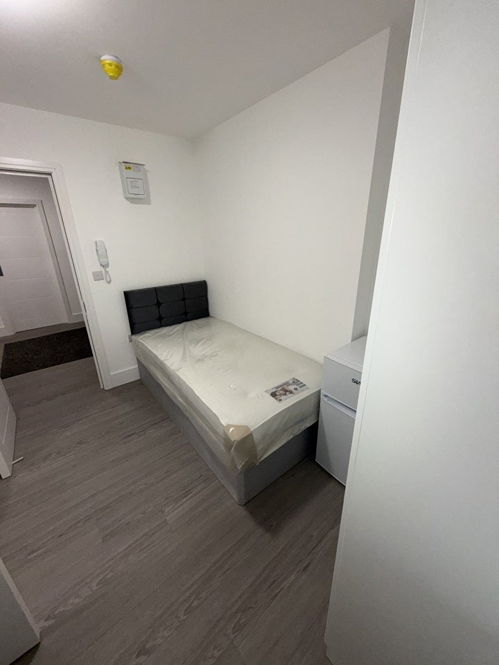Flat Rostella Road in Greater London