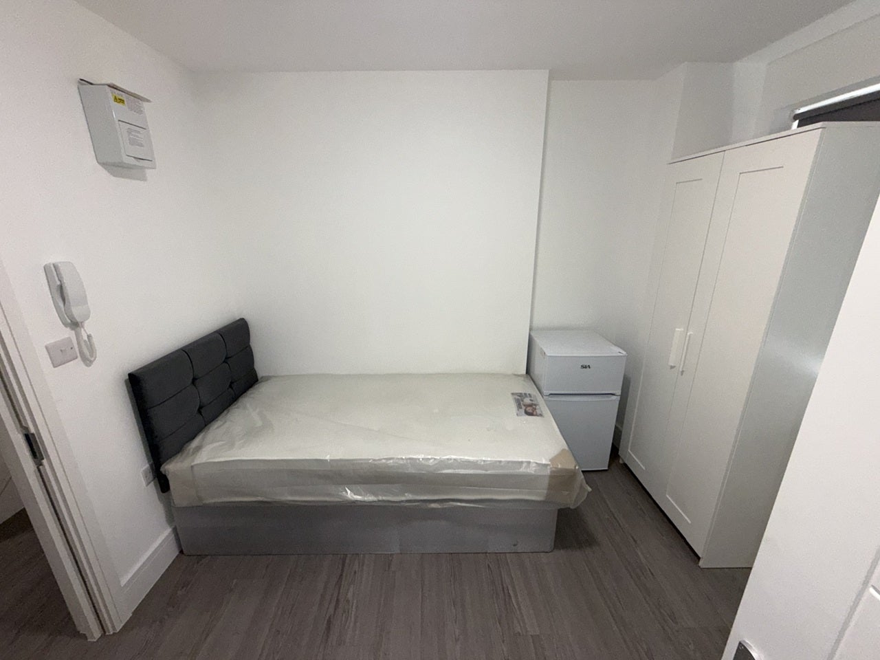 Flat Rostella Road in Greater London