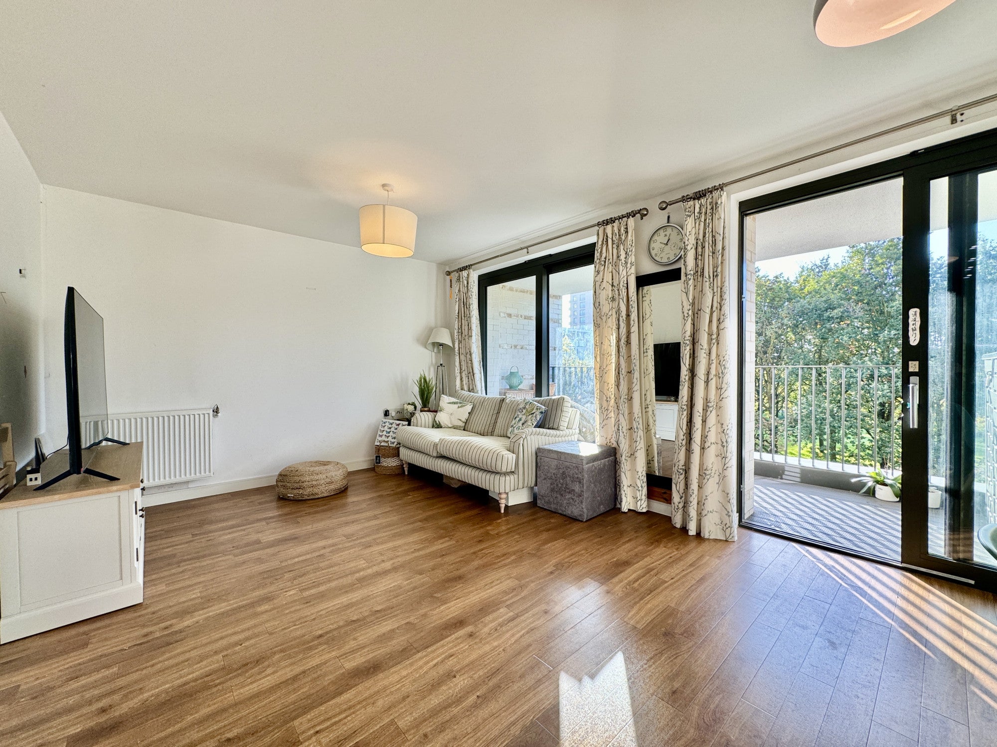 Flat Bramwell Way in Greater London