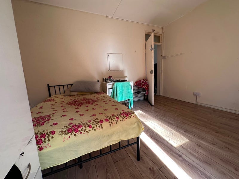 Room Sandalwood Close in Greater London