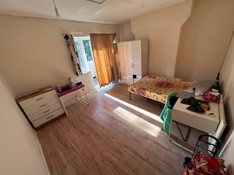 Room Sandalwood Close in Greater London