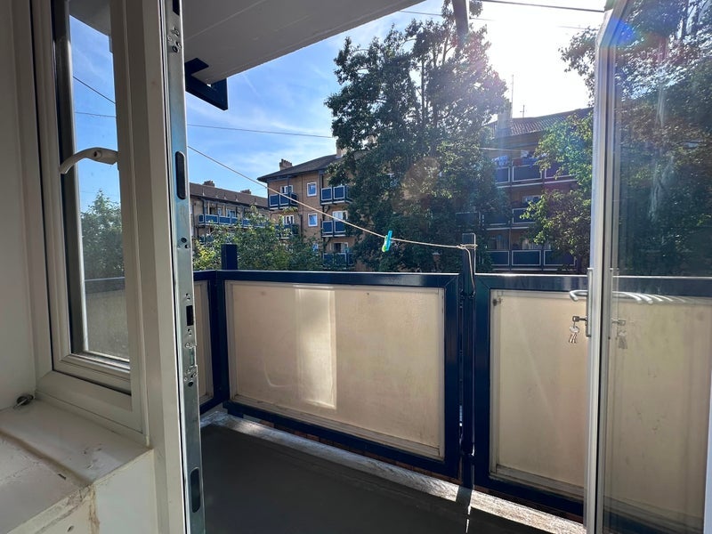 Room Sandalwood Close in Greater London