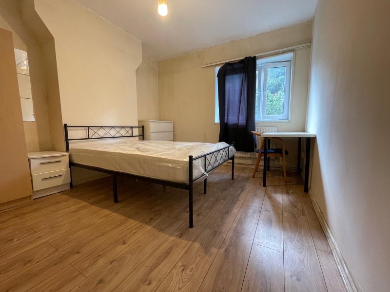 Room Sandalwood Close in Greater London
