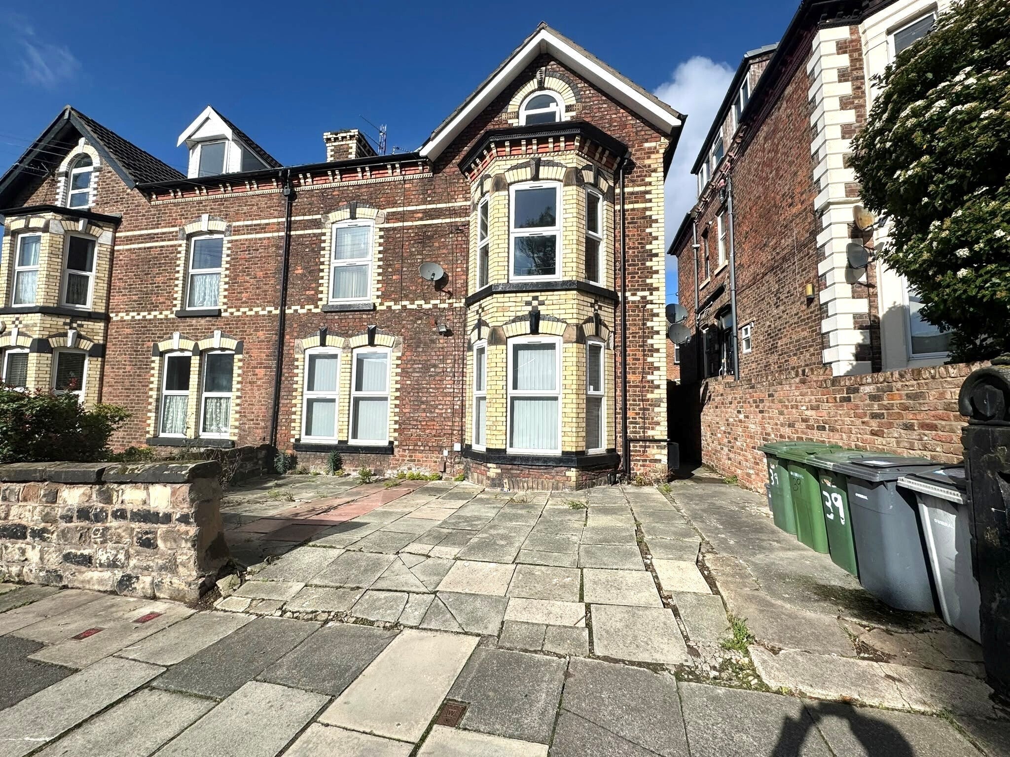Flat Allerton Road in Birkenhead