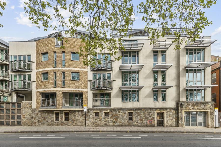 Flat Hotwell Road in Bristol