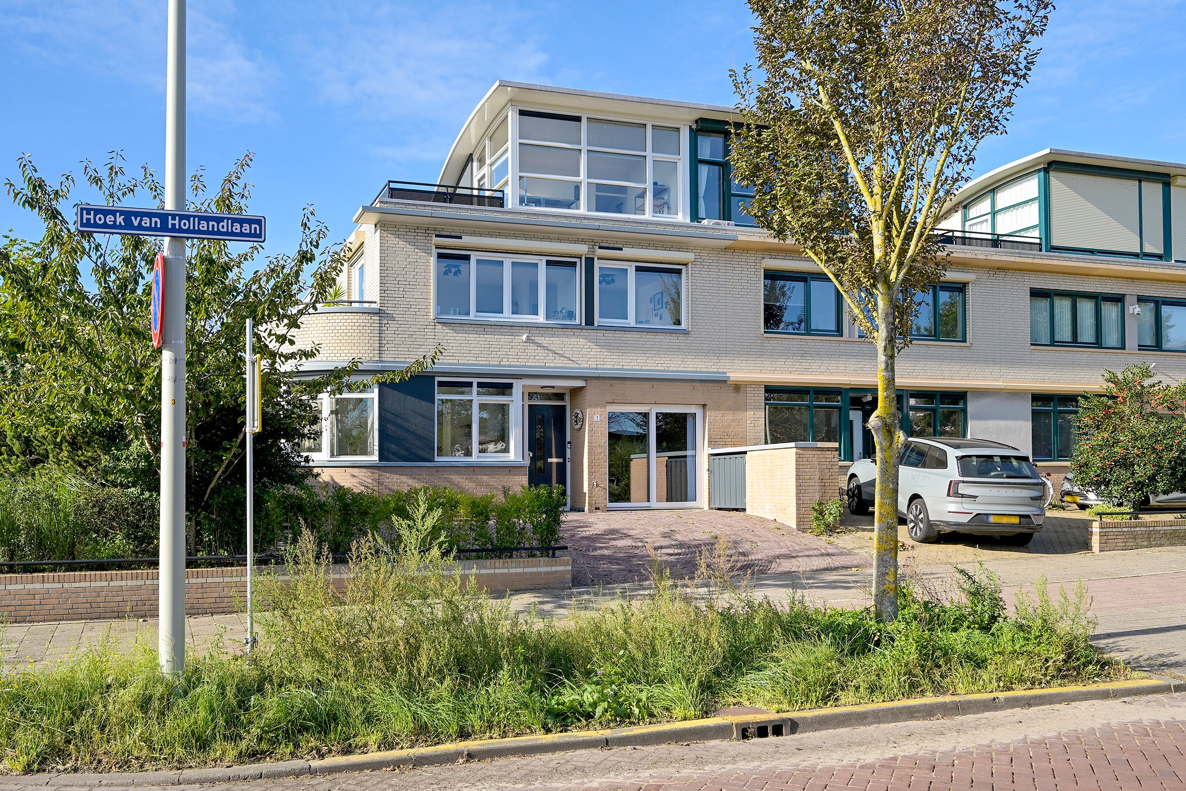 Huis Hoek van Hollandlaan 1 in Den Haag