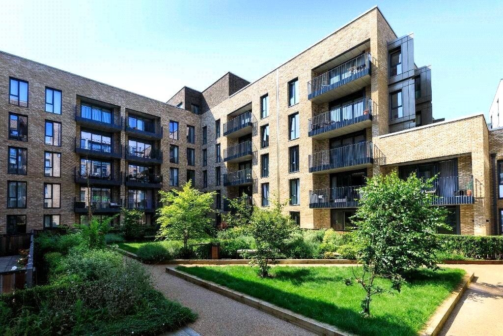 Flat Fairfield Avenue in Borough of Spelthorne