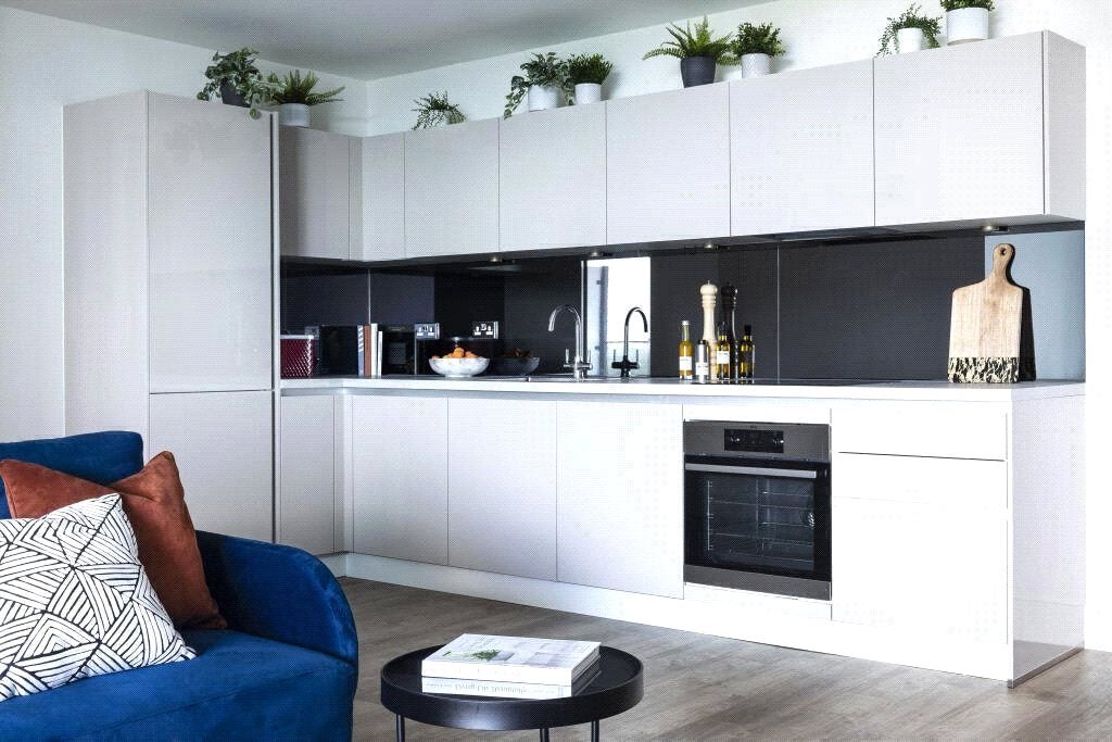 Flat Fairfield Avenue in Borough of Spelthorne