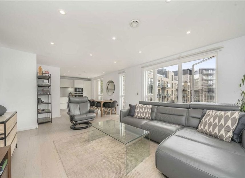 Flat Bevenden Street in Greater London
