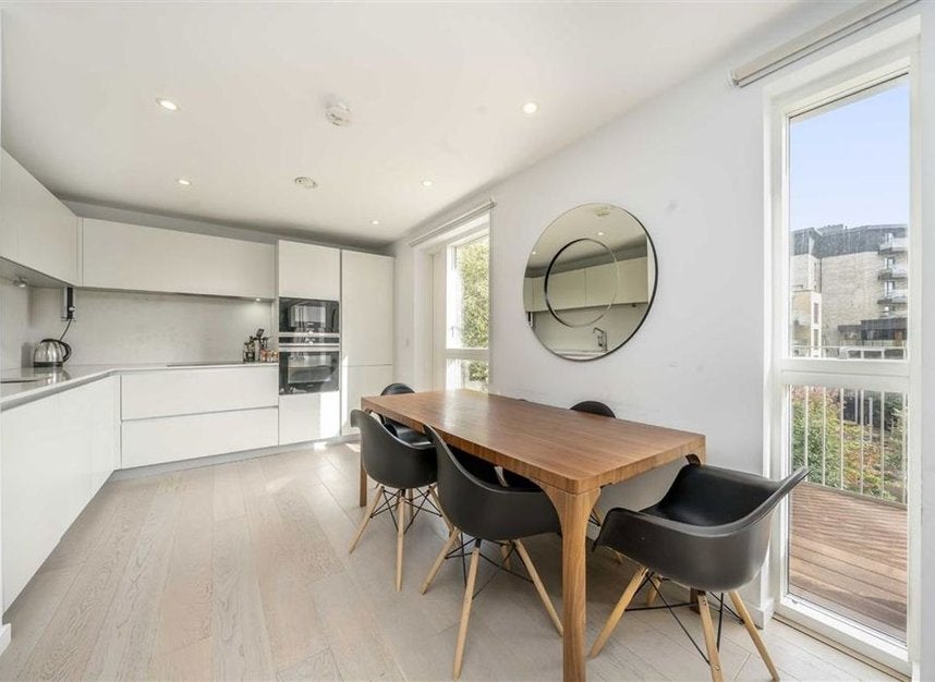 Flat Bevenden Street in Greater London