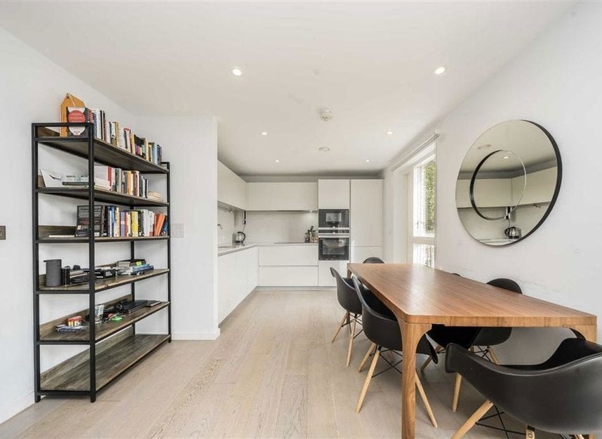 Flat Bevenden Street in Greater London