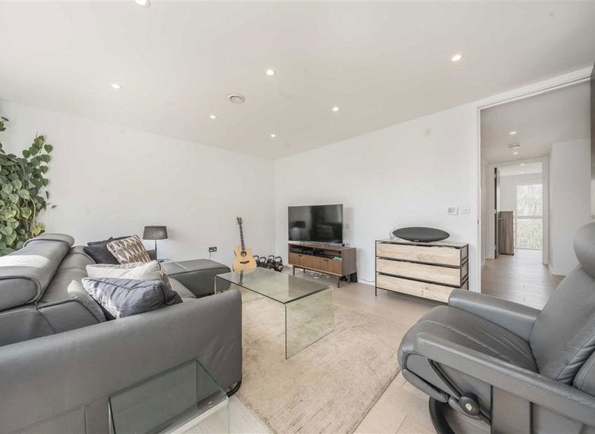 Flat Bevenden Street in Greater London