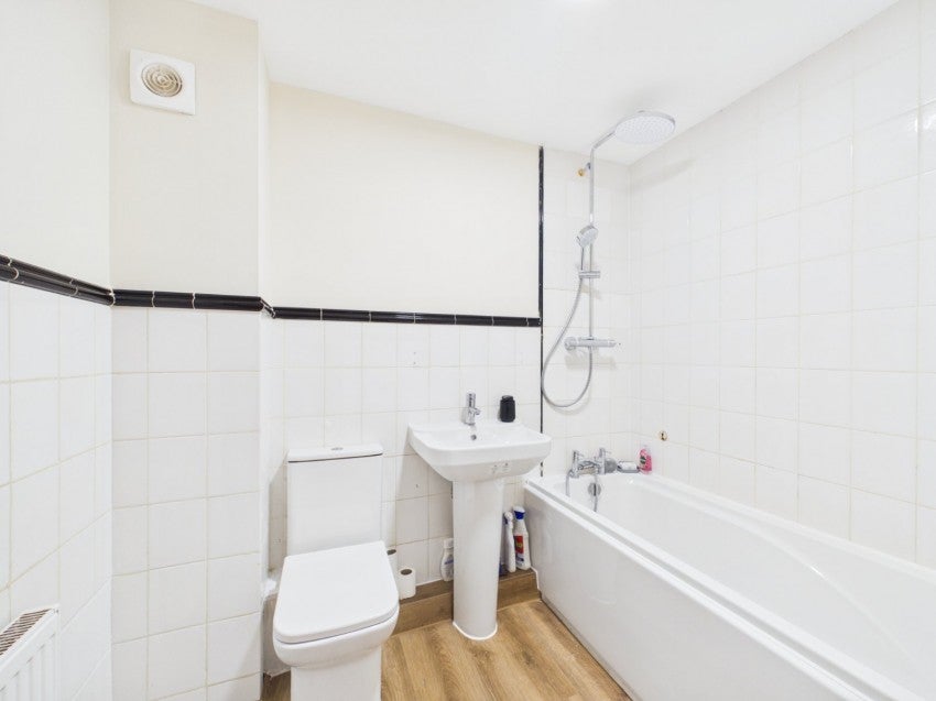 Flat George Street in Borough of Spelthorne