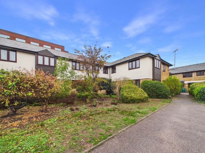 Flat George Street in Borough of Spelthorne