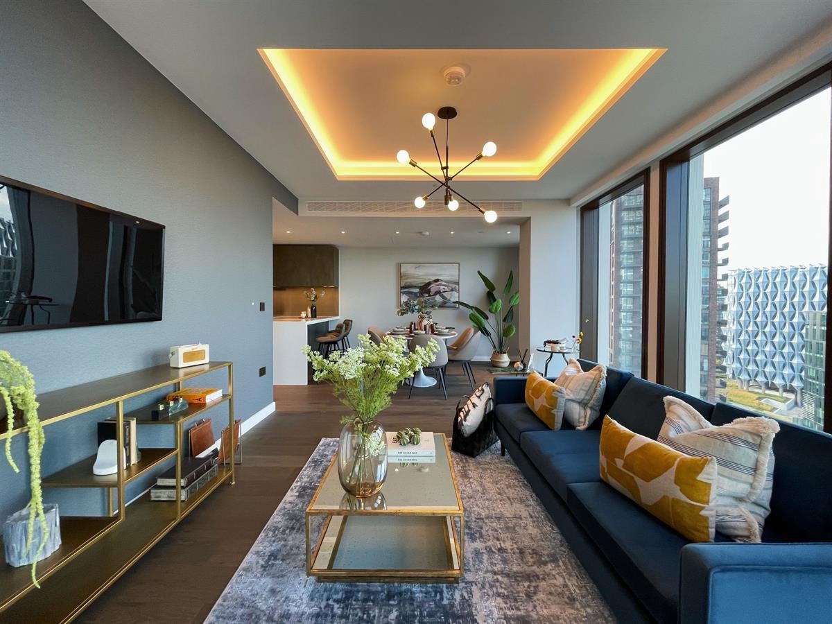 Flat Carnation Way in Greater London